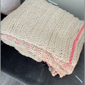 Jaipur Living Serin White Swan/ Bubblegum weighted throw blanket 50" X 60"